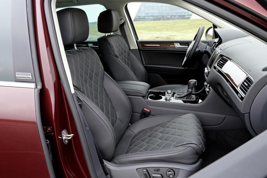 Интерьер Volkswagen Touareg V6 TDI Executive Edition 2016 года  (фото 6 из 6)